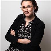 Diplomata in Liceo classico, amante di letteratura italiana e straniera, laureata in Lingue